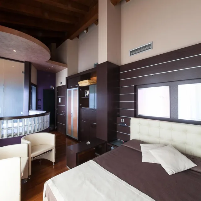 جناح بإطلالة على البحيرة بجاكوزي، Hotel Aurora 7/10