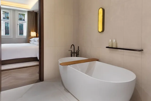 جناح بسرير كينج بشرفة بإطلالة، JW Marriott Hotel Madrid 2/2