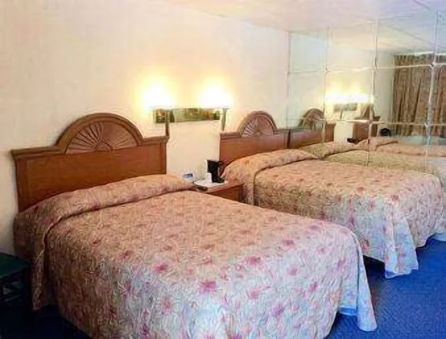 Room, 2 Double Beds, Smoking, Travelodge by Wyndham Manhasset 3/4