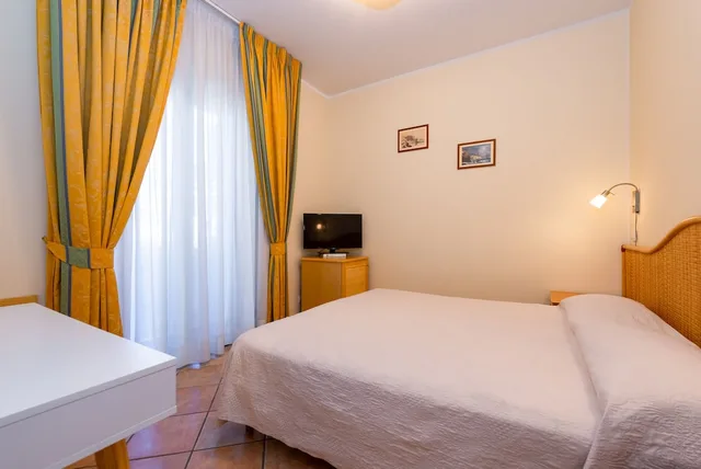Junior Suite, Triple, Double and Twin Beds, Hotel Ristorante Il Ceppo 1/5
