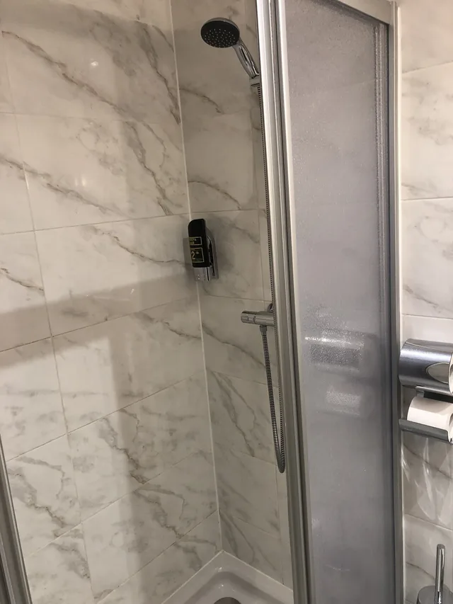 غرفة بسريرين منفصلين وأسرّة بطابقين وسرير بطابقين، Hotel Konig 6/6
