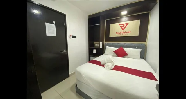 غرفة بسرير كوين، Red Velvet Inn Hotel 10/10