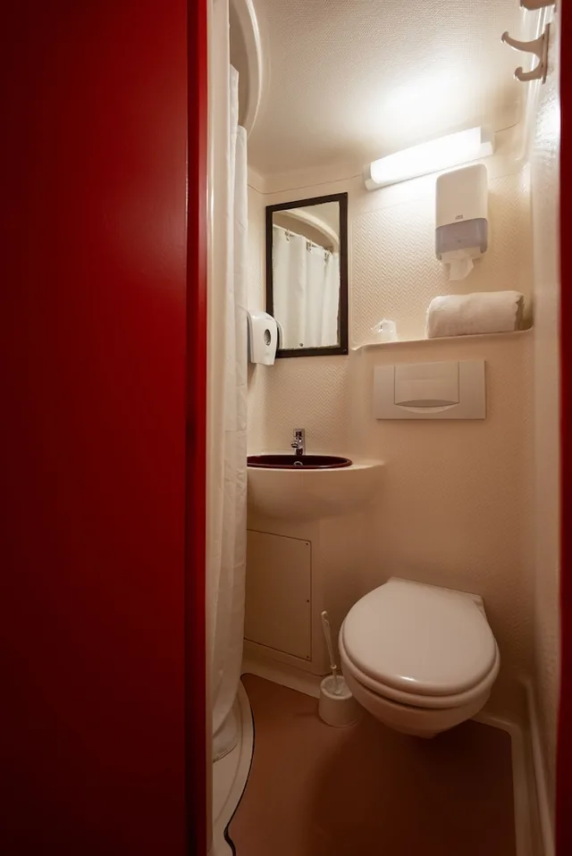 غرفة قياسية بسرير فردي وسريرين مزدوجين، Hotel Premiere Classe Perpignan Nord 6/6