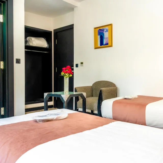 غرفة ثلاثية، Hotel Les Ambassadeurs 9/10