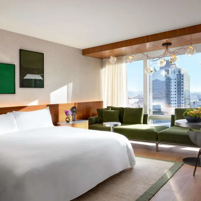 Fairmont Gold, King Bed, Harbour and Mountain View، Fairmont Pacific Rim 4/10