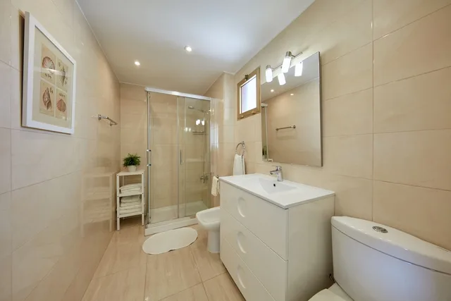 شقة ديلوكس بسرير كوين وسريرين منفصلين بإطلالة على البحر بشرفة مع أريكة، Sonrisa Apartments 5/6