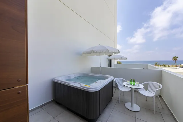 غرفة سوبيريور بسرير كوين بحوض جاكوزي، Ivi Mare - Designed for Adults by Louis Hotels 8/8