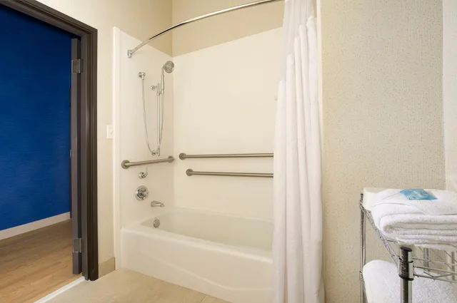 غرفة قياسية بسرير مزدوج، HOLIDAY INN EXPRESS & SUITES CHARLOTTESVILLE - RUCKERSVILLE 2/2