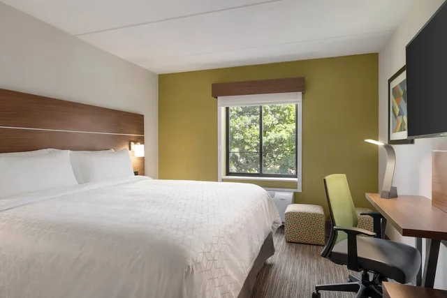 غرفة قياسية بسرير كينج لذوي الإعاقة، Holiday Inn Express Plattsburgh 1/5