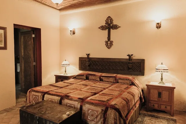 Master, Suite, King Bed, Jetted Tub، Hacienda Sepulveda Hotel Spa 8/10