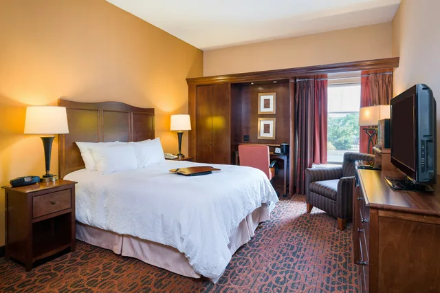 Room, King Bed, Sofa, Hampton Inn Selinsgrove/Shamokin Dam, PA 3/5