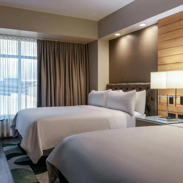 غرفة بسريرين كوين مع دخول الصالة، Renaissance Allentown Hotel 2/4