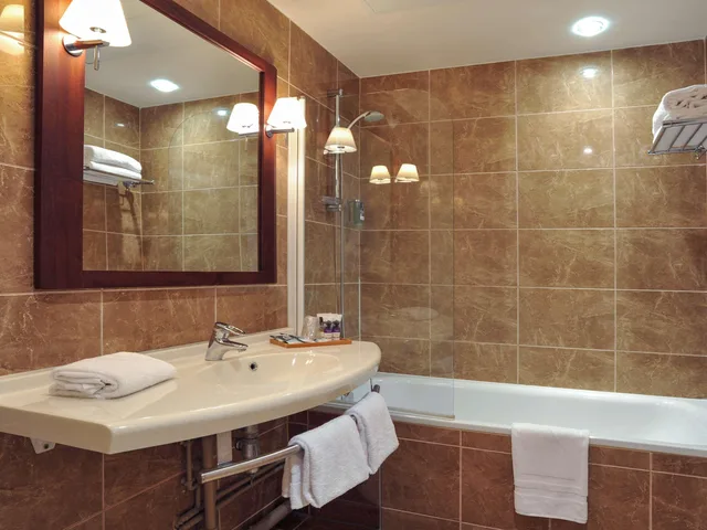 غرفة قياسية بسريرين منفصلين وسرير كوين، Mercure Rambouillet Relays du Chateau 5/5