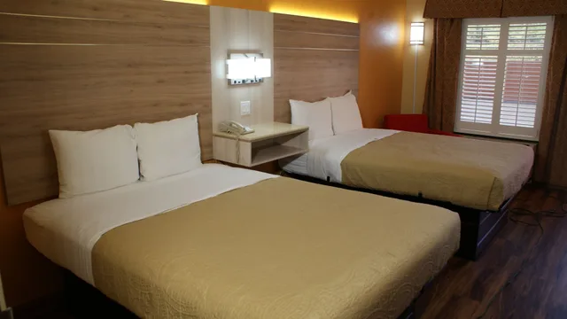 غرفة بسريرين كوين، Home Town Inn And Suites 6/10