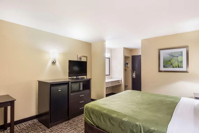 غرفة بسرير كينج، Quality Inn & Suites Caseyville - St. Louis 3/8