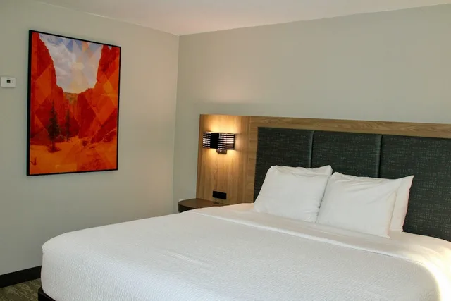 جناح بسرير كينج مع أريكة، The Cairn Hotel 2/6