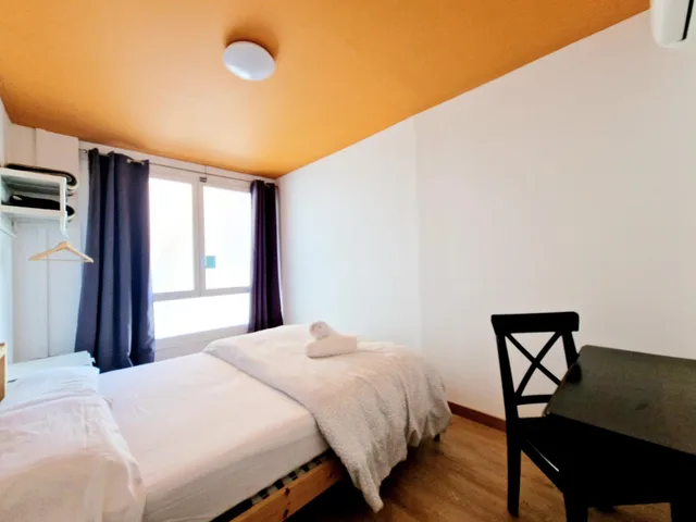 غرفة بسريرين منفصلين بحمام مشترك، Arc House Hostel 2/3