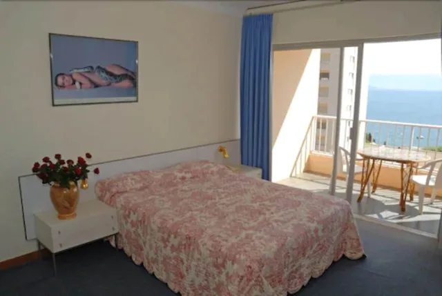 غرفة بسريرين منفصلين بإطلالة على البحر، Sun Beach Hotel 7/10