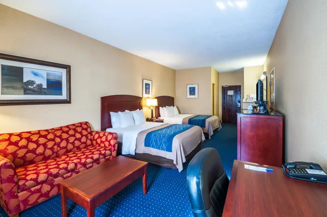 Standard, 2 Queen Beds, Comfort Inn and Suites North East, MD 4/7