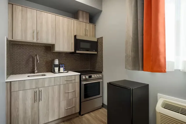 غرفة بسريرين كوين بمطبخ صغير، Ramada by Wyndham West Edmonton Hotel & Suites 6/6