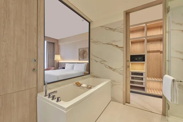 جناح بريميوم بسرير كينج بشرفة بمنطقة جلوس، Hilton Gurugram Baani City Centre 2/3
