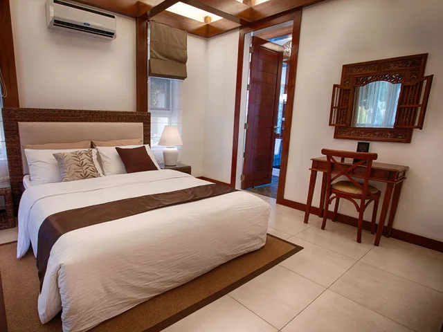 شقة ديلوكس بسرير كوين وسرير فردي بإطلالة على المسبح بغرفتي نوم، Vida Homes Condo Resort 1/9