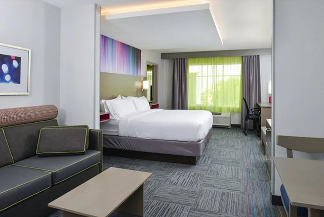 جناح بسريرين كوين بحوض استحمام لذوي الإعاقة، Holiday Inn Express Suites Shippensburg 5/7