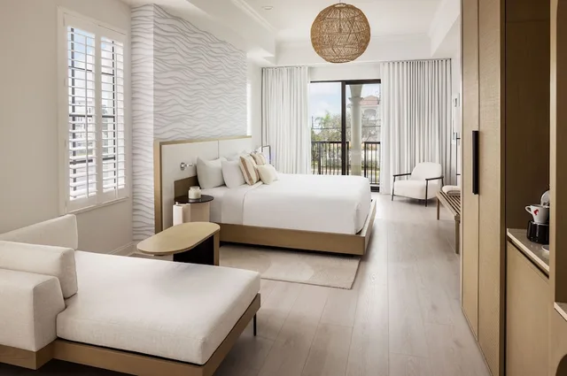 A1K Water View King with Balcony، The Hotel Zamora 1/2