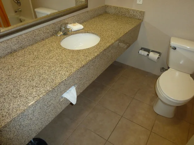 غرفة بسرير كينج بشرفة مع أريكة، Americas Best Value Inn Suites Gun Barrel City 1/2