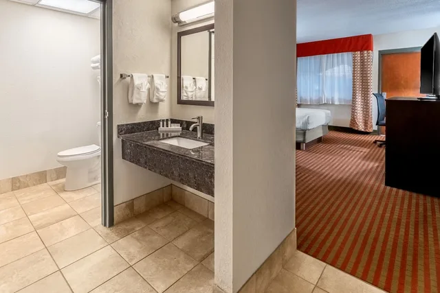 غرفة قياسية بسريرين كوين بإطلالة على المسبح، Grand Williston Hotel Conference Center 4/4