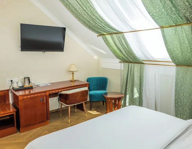 Standard, Queen Bed, Waldinger Hotel 7/8