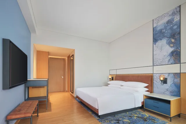 غرفة ديلوكس بسرير كينج بإطلالة على المسبح بشرفة، Four Points by Sheraton Bintan, Lagoi Bay 2/5