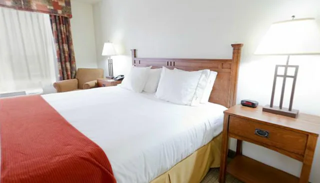 1 Bedroom, Suite, Holiday Inn Express Hotel And Suites Mattoon 3/7