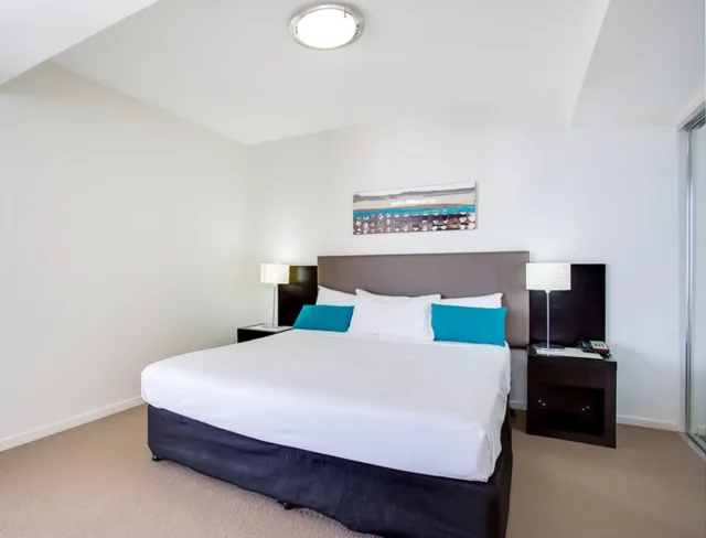 غرفة بسرير كينج وسريرين منفصلين بغرفتي نوم، Mantra Sierra Grand Broadbeach 1/4