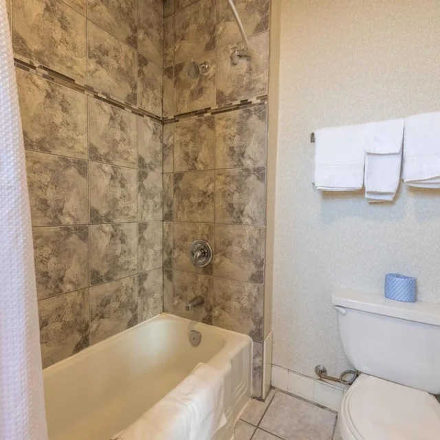 غرفة بسرير كوين، Prince Arthur Waterfront Hotel & Suites 3/3