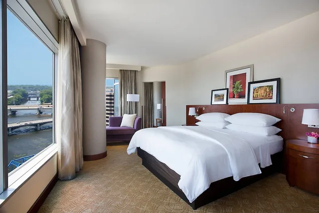 جناح تنفيذي بسرير كينج بغرفة نوم واحدة، JW Marriott Hotel Grand Rapids 3/6
