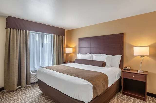 Suite, King Bed, Sofa, Cobblestone Inn & Suites - Fairfield Bay 1/2