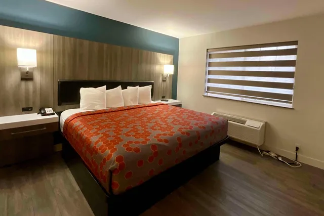 Junior Suite, King Bed, Baymont by Wyndham Kent/Seattle 4/4