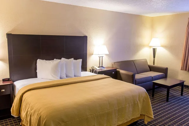 Upstairs, Single, Queen Bed, No Elevator، Quality Inn & Suites Big Rapids near University 4/7