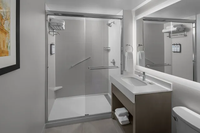 غرفة بسرير كينج بإطلالة على المدينة، Hyatt House Raleigh Downtown / Seaboard Station 2/2