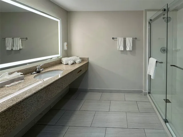 Room, King Bed, Comfort Inn & Suites Syracuse-Carrier Circle 7/8