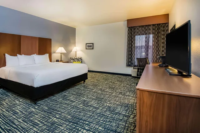 غرفة ديلوكس بسرير كينج بإطلالة لذوي الإعاقة، La Quinta Inn & Suites by Wyndham Morgantown 1/1