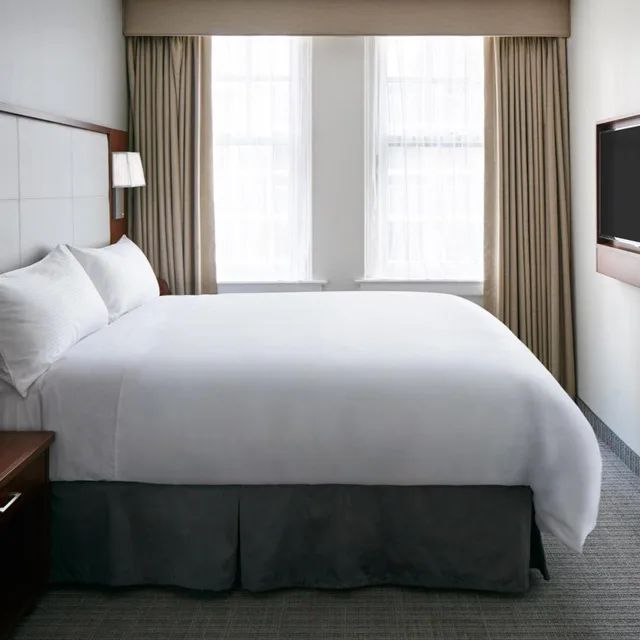 غرفة صغيرة بسرير كوين، Club Quarters Hotel Downton Houston 1/3