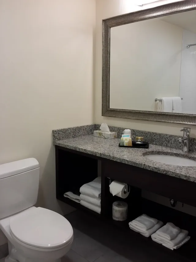 غرفة بسرير كينج بشرفة، Belfast Harbor Inn 6/8