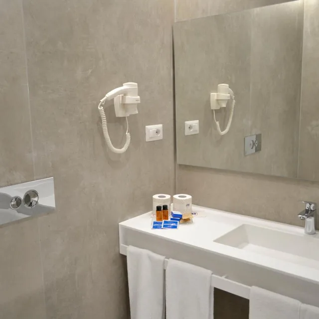 غرفة رباعية بإطلالة على البحر، Hotel Puntaquattroventi 5/7