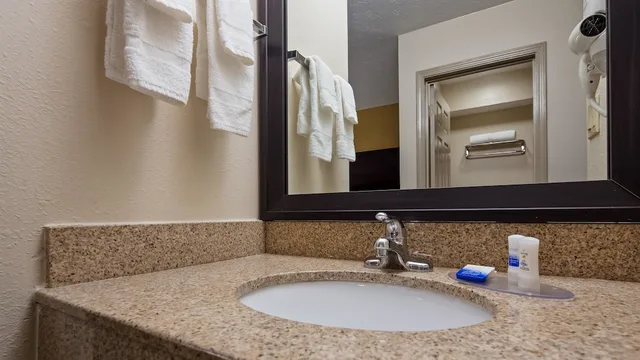 غرفة قياسية بسرير كينج، Best Western Paris Inn 3/3