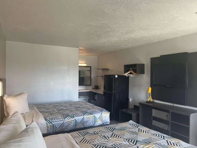 Room, 2 Queen Beds, Accessible, Studio6 Lake Jackson, TX 2/3