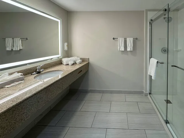 غرفة بسريرين كوين لذوي الإعاقة، Comfort Inn & Suites Syracuse-Carrier Circle 8/10