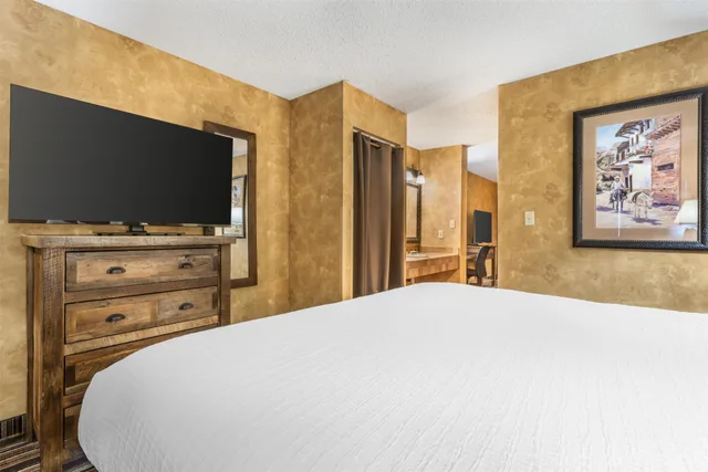 جناح بسرير كينج وسريرين منفصلين بشرفة بغرفتين، Best Western Plus Inn Of Santa Fe 3/12