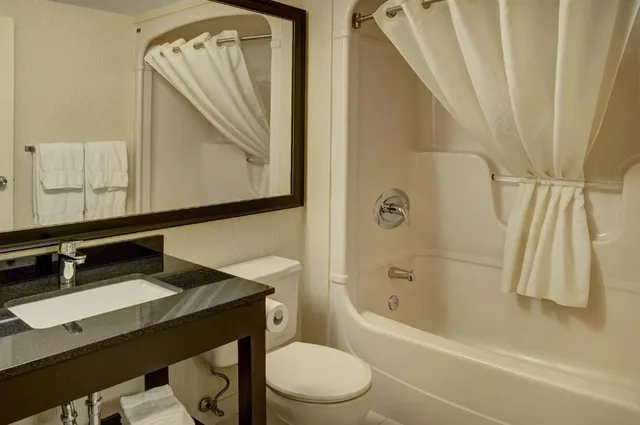 غرفة بسرير كينج، Travelodge by Wyndham Ottawa East 3/3